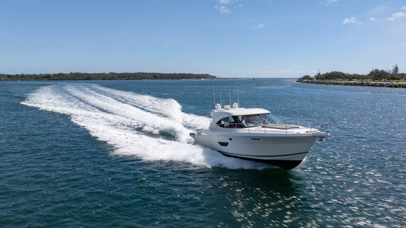 Riviera 4400 Sport Yacht