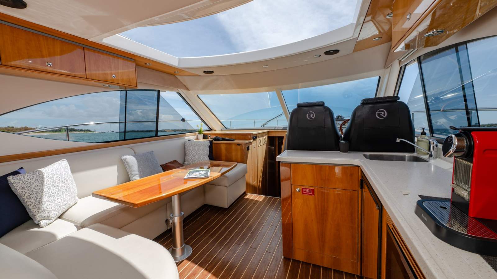Riviera 4400 Sport Yacht