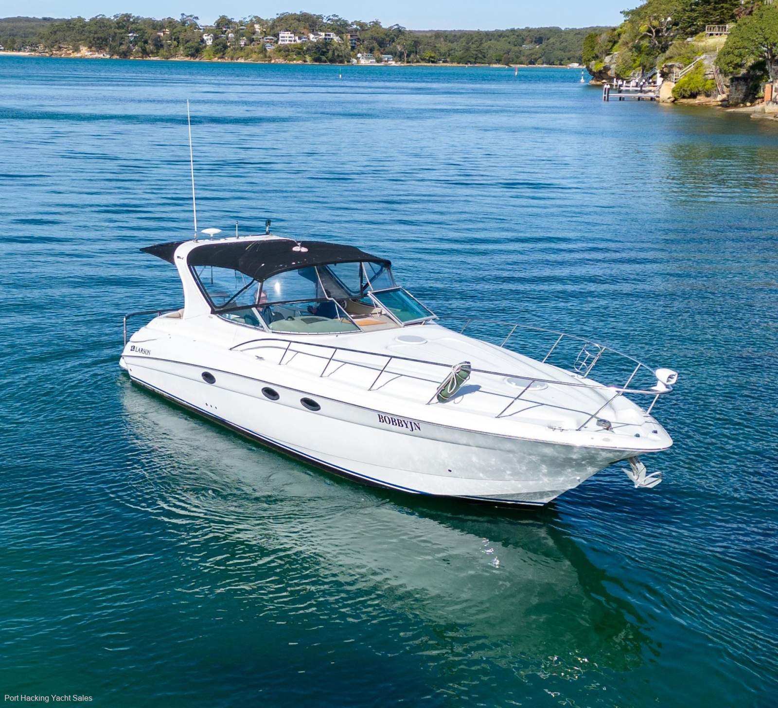 Larson Cabrio 370 Diesel powered shaft driven
