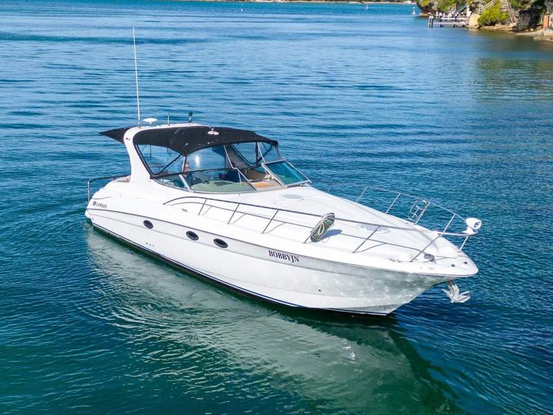 Larson Cabrio 370 Diesel powered shaft driven