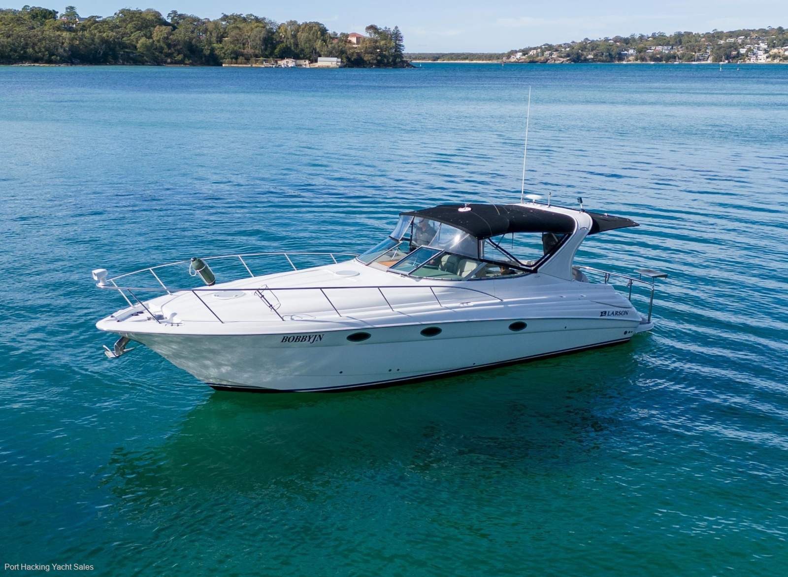 Larson Cabrio 370 Diesel powered shaft driven