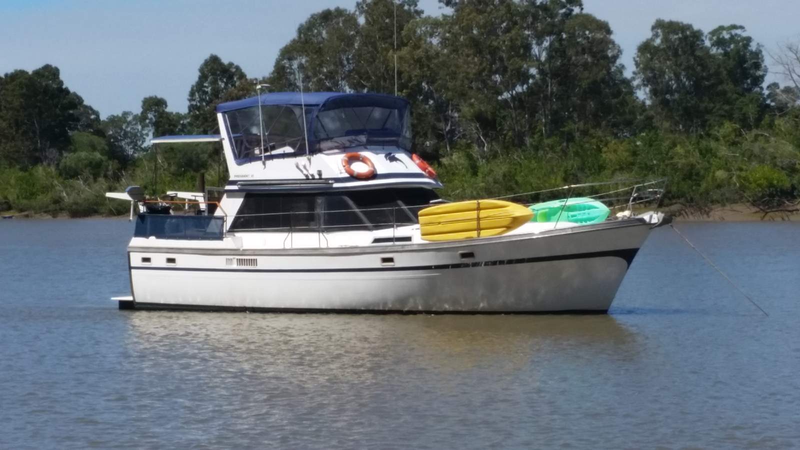 President 41 Flybridge Cruiser