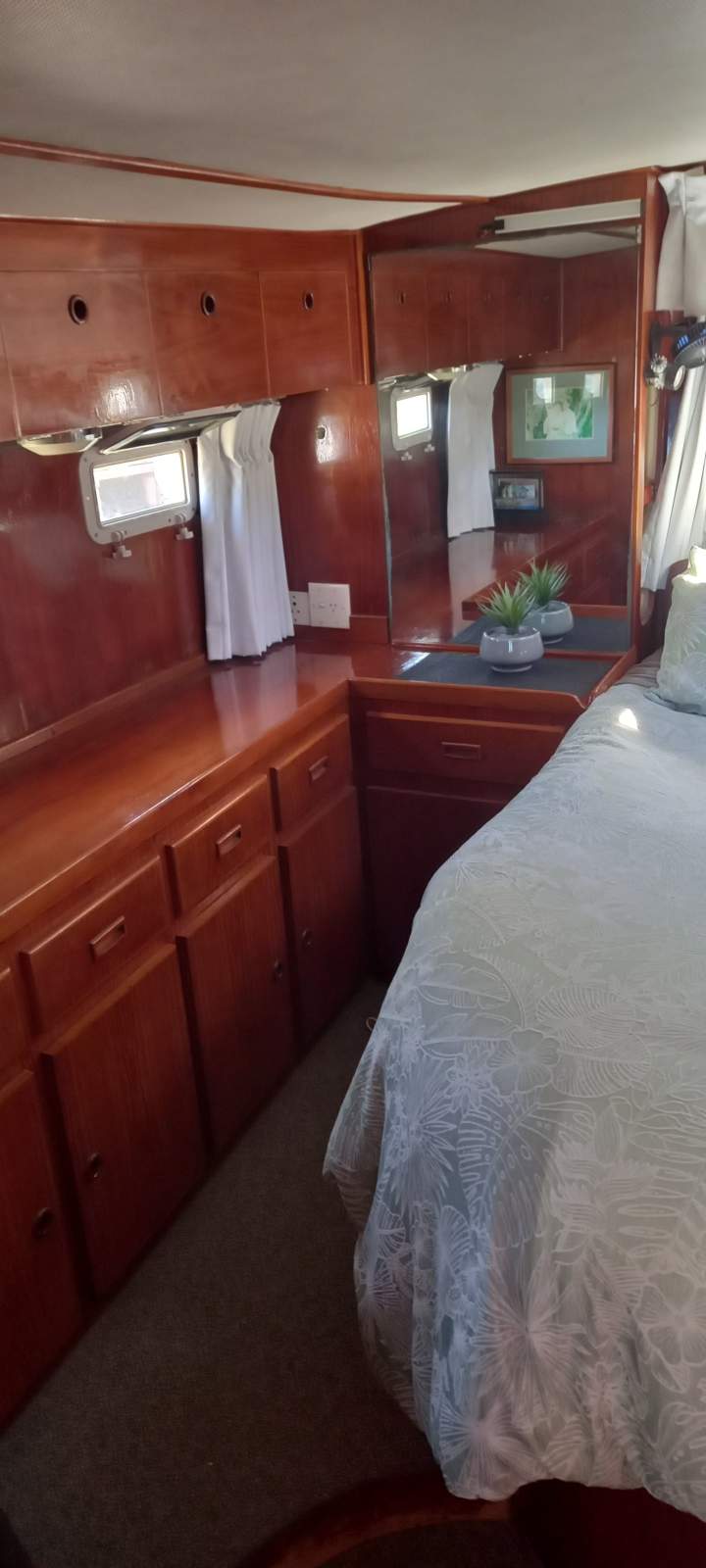 President 41 Flybridge Cruiser