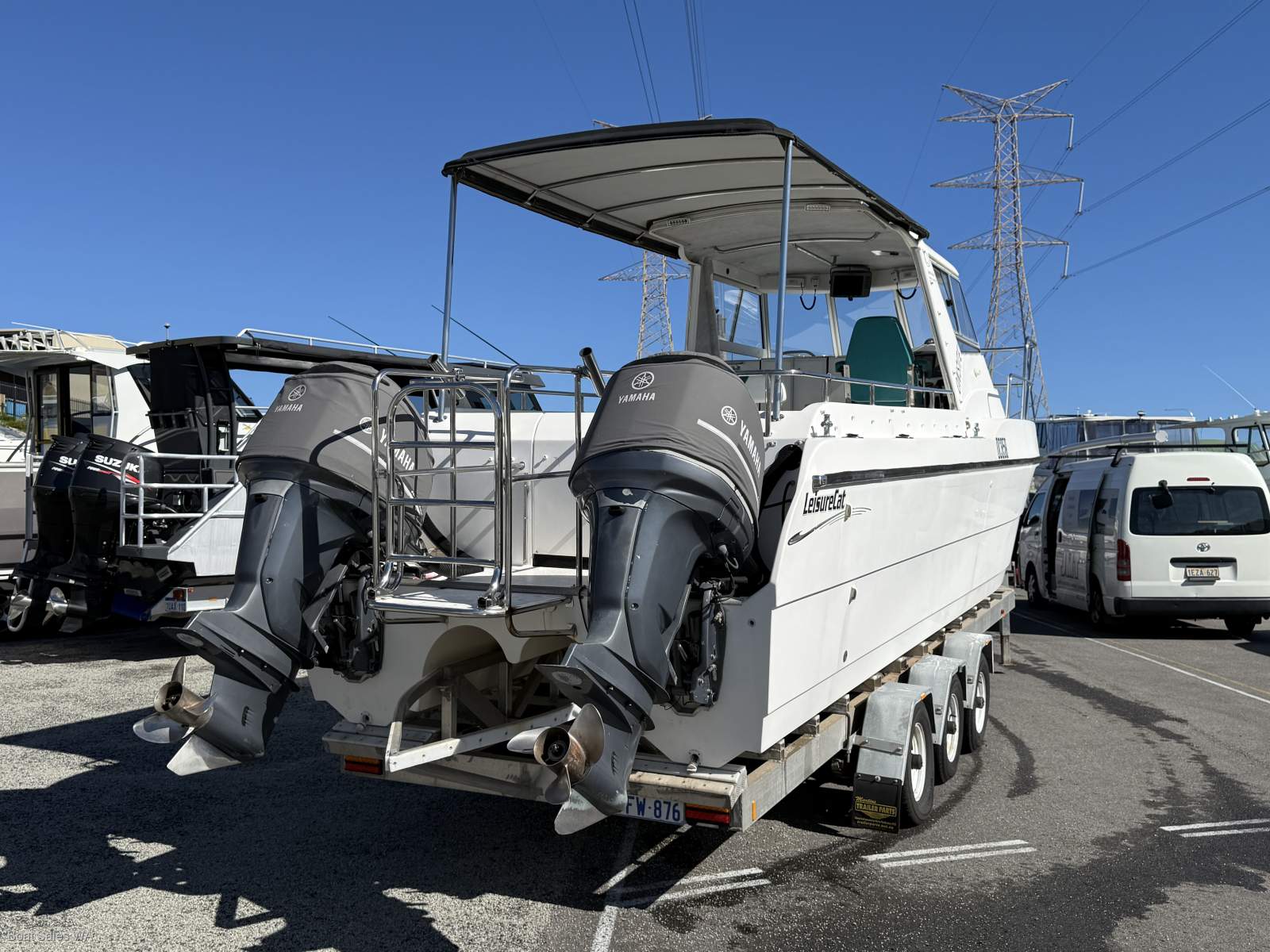 Leisurecat 8000 Sportsfisher 2005 Twin Yamaha 200HP 4 Stroke 1650hours