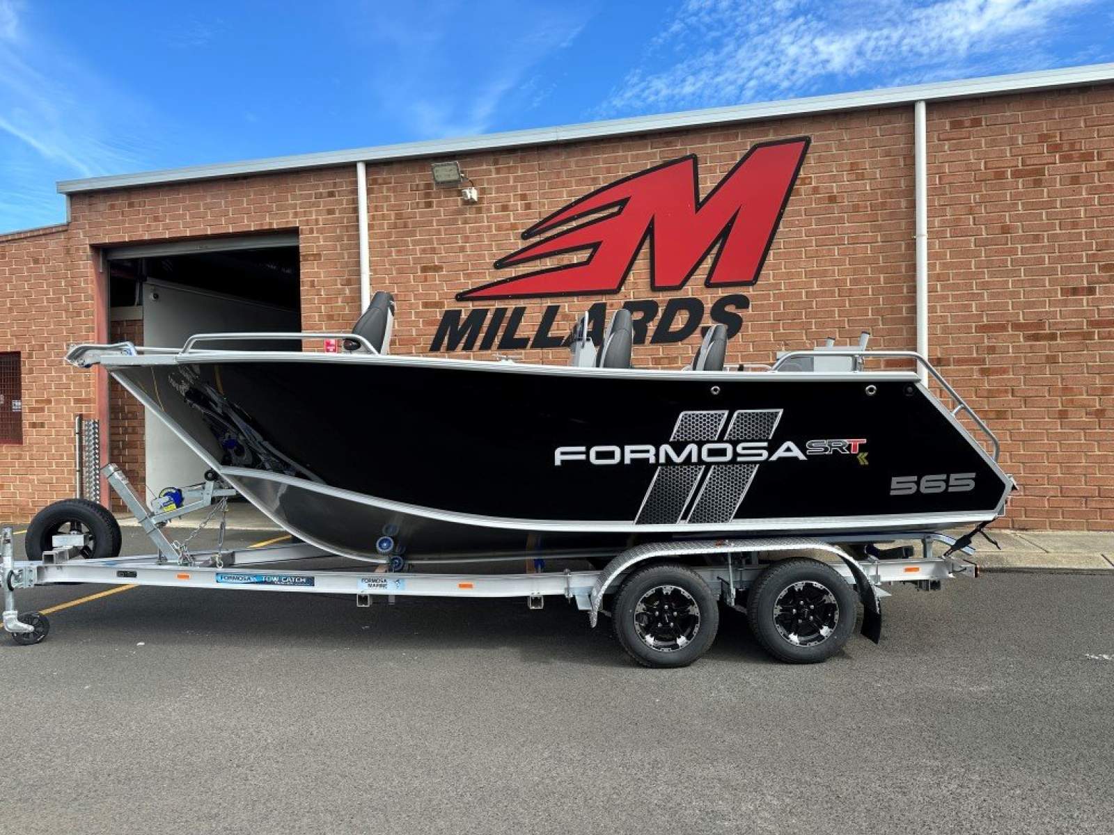 New Formosa 565 SRT Side Console