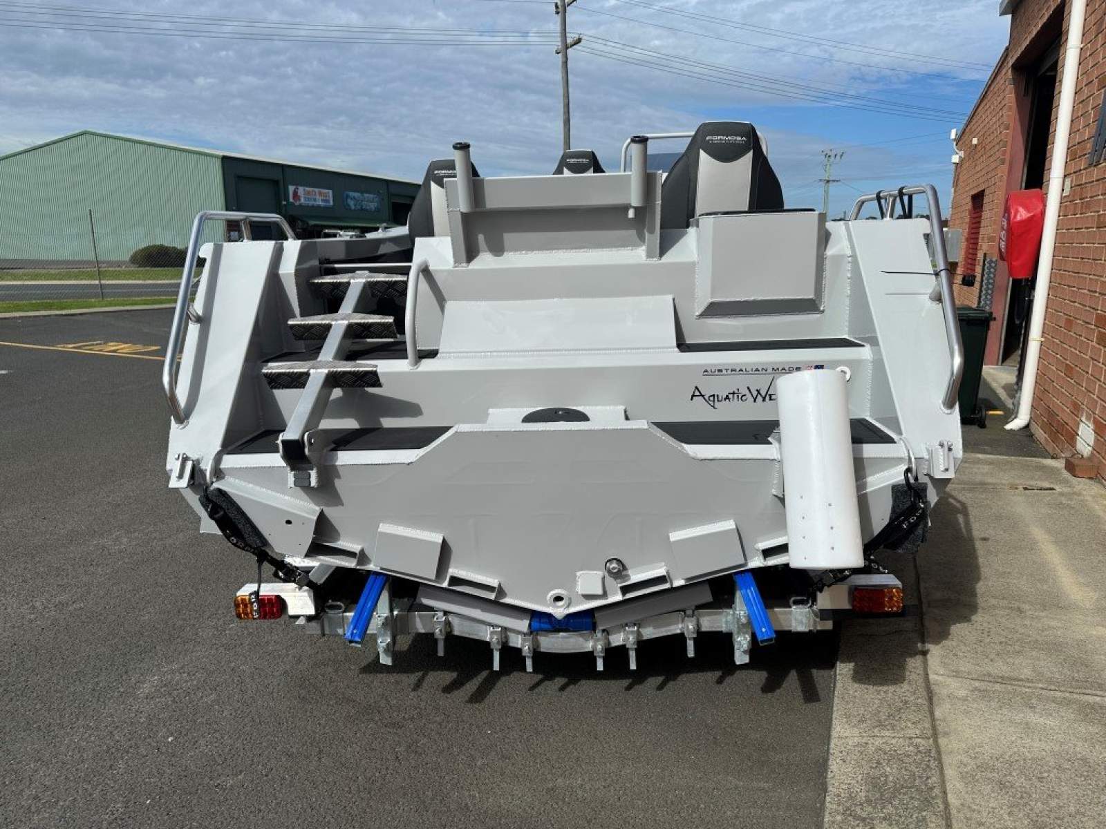 New Formosa 565 SRT Side Console