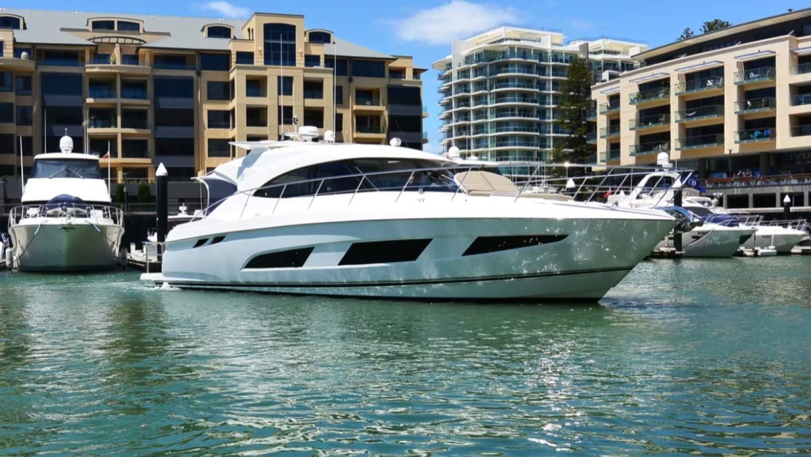 Riviera 4800 Sport Yacht