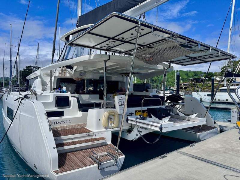 Lagoon 46 4 cabins - 5 heads Version