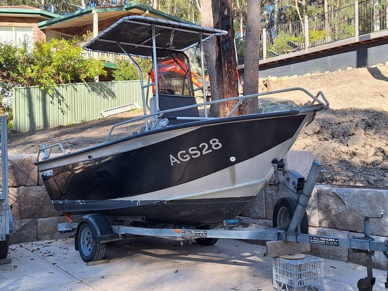 Horizon Aluminium Boats 445 Easy Fisher Centre Console with Bimini T Top