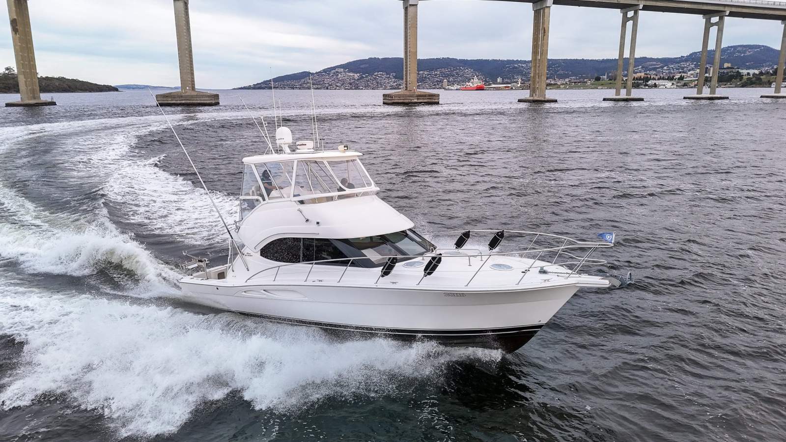Riviera 40 Platinum INCREDIBLE CONDITION, LOWER HELM, CATERPILLAR ENG.