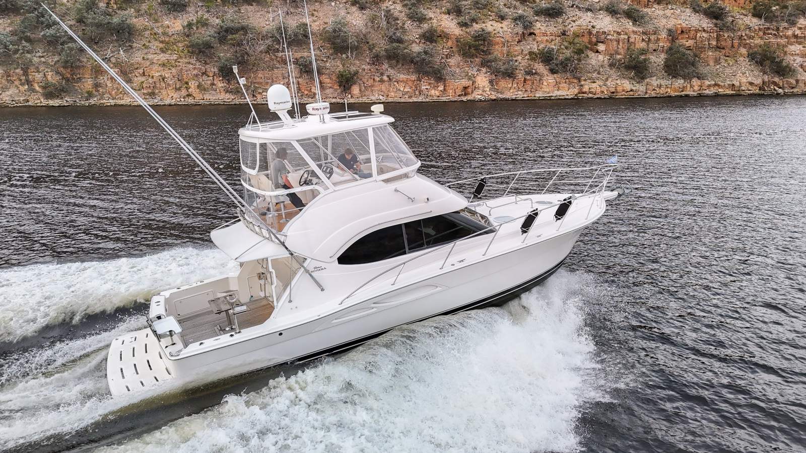 Riviera 40 Platinum INCREDIBLE CONDITION, LOWER HELM, CATERPILLAR ENG.