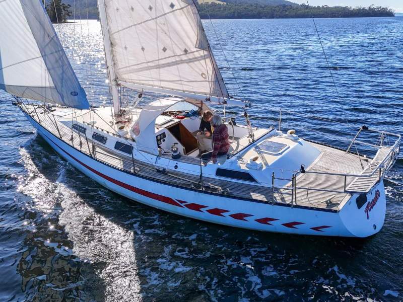 Adams 12 Centre Cockpit CAPABLE AND COMFORTABLE PERFORMANCE CRUISER!