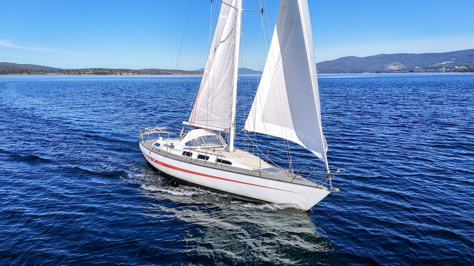 Adams 12 Centre Cockpit CAPABLE AND COMFORTABLE PERFORMANCE CRUISER!