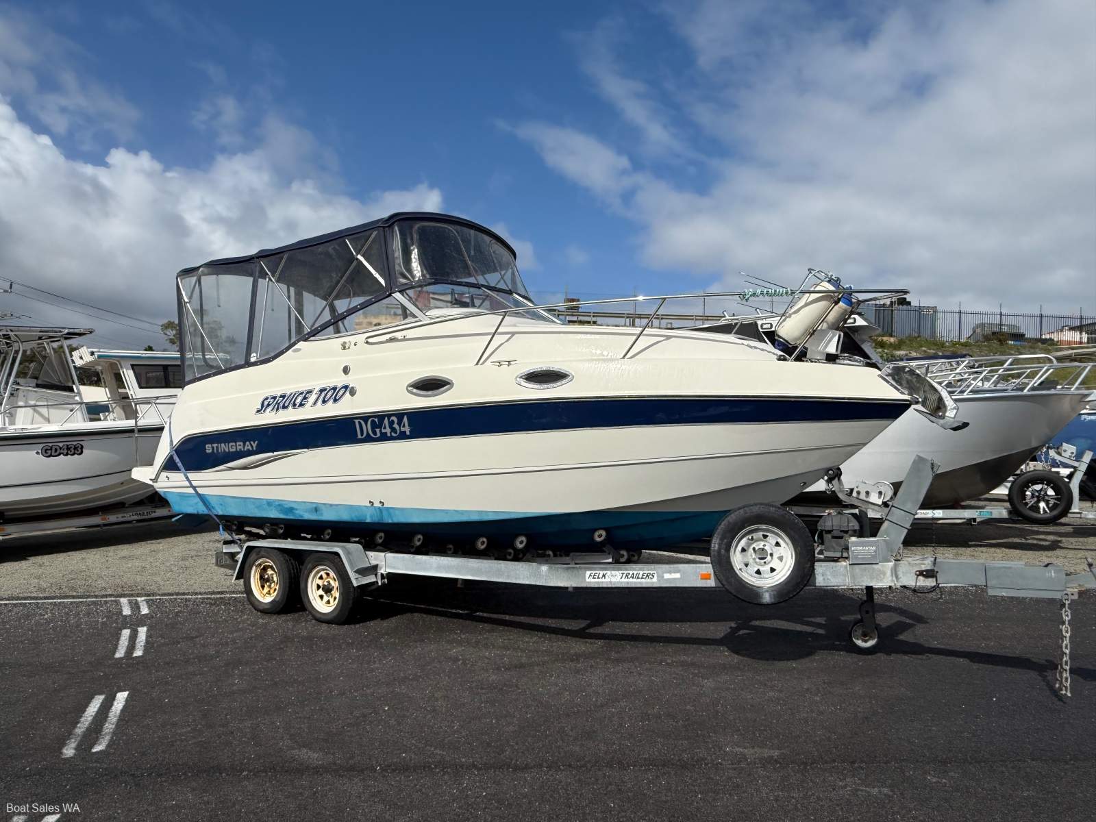 Stingray 240CS NEAT AND VERY CLEAN 2006 MODEL V8 Mpi Mercruiser