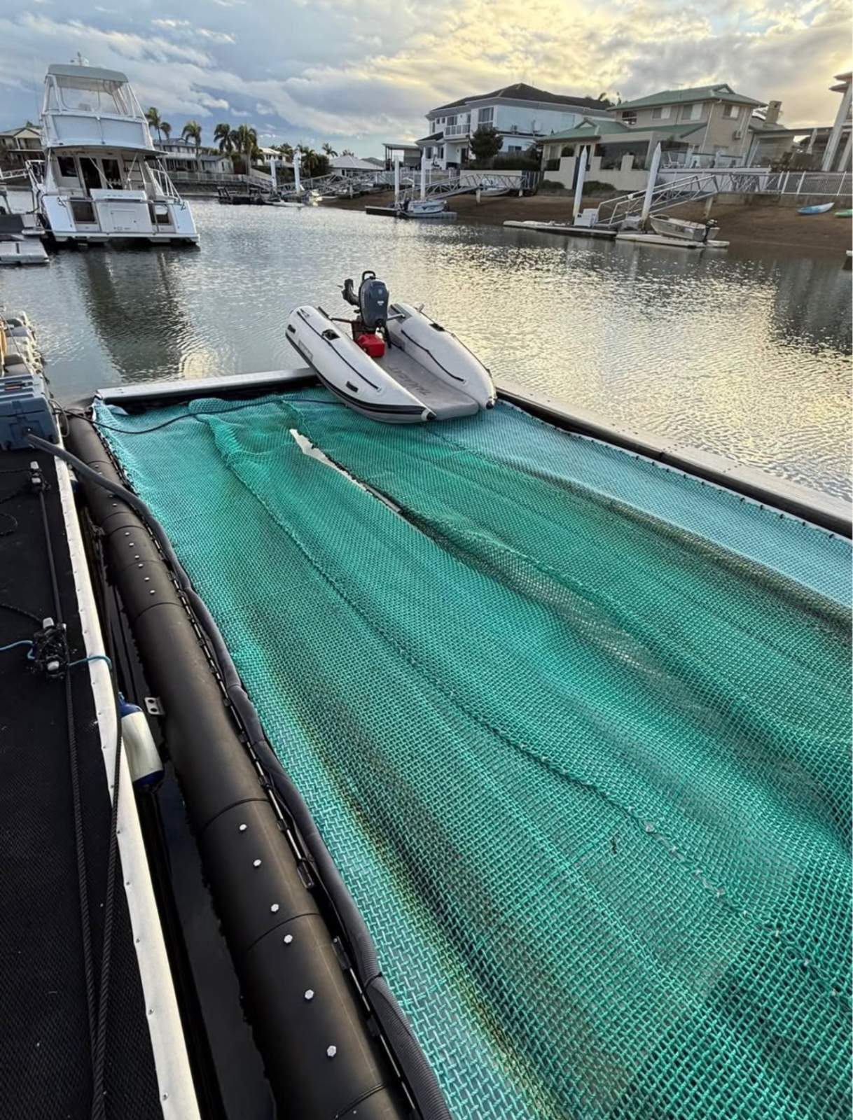 Near new 8.94m x 3.5 seapen