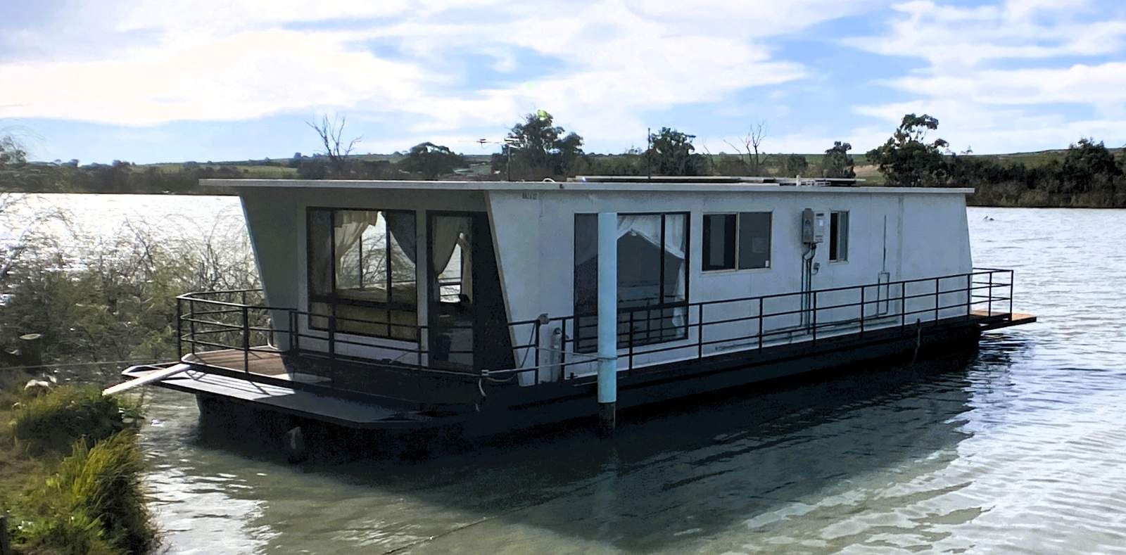 "Chill Billie" 2010/2014 Built, Two Bed, Houseboat