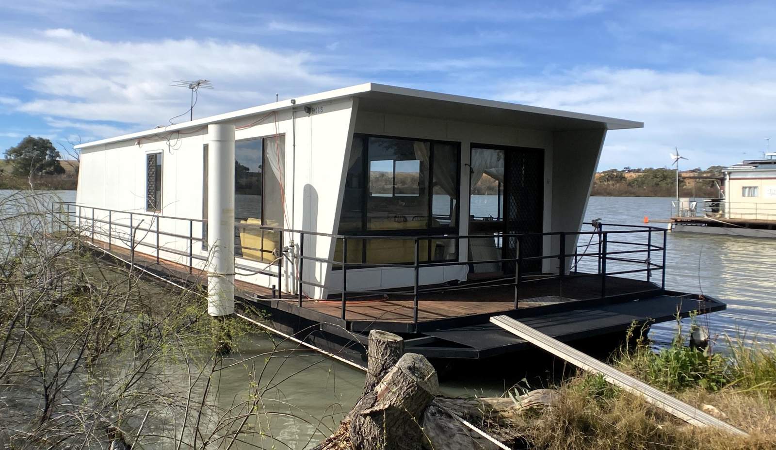 "Chill Billie" 2010/2014 Built, Two Bed, Houseboat