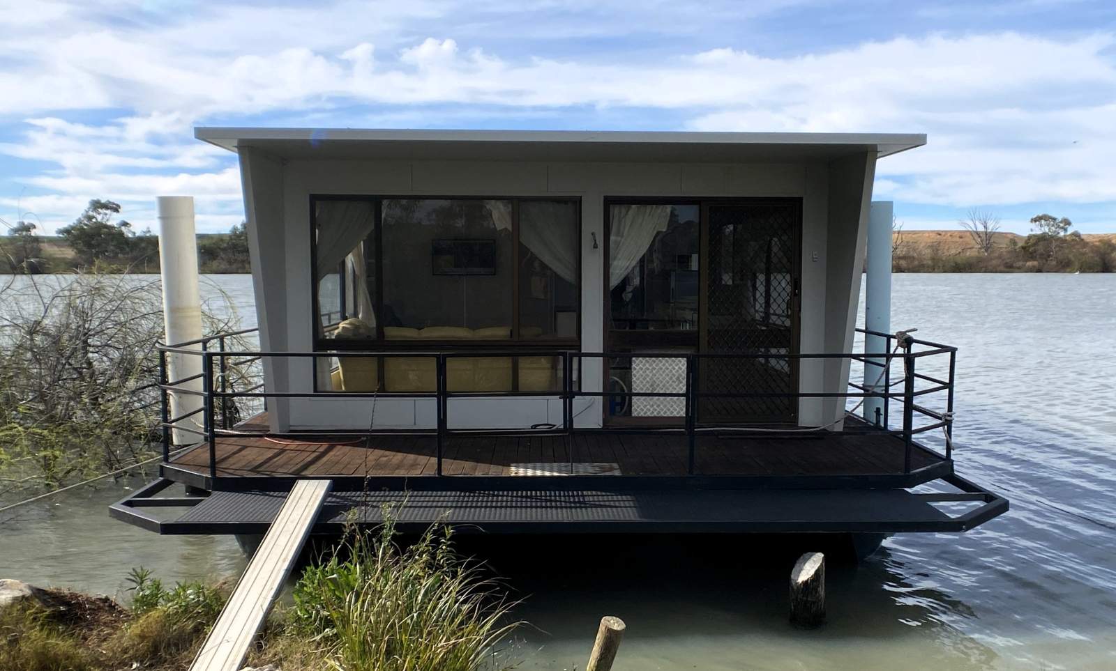 "Chill Billie" 2010/2014 Built, Two Bed, Houseboat