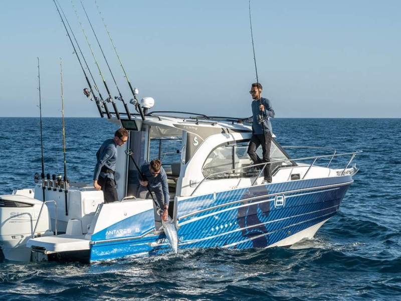 Beneteau Antares 8 Fishing