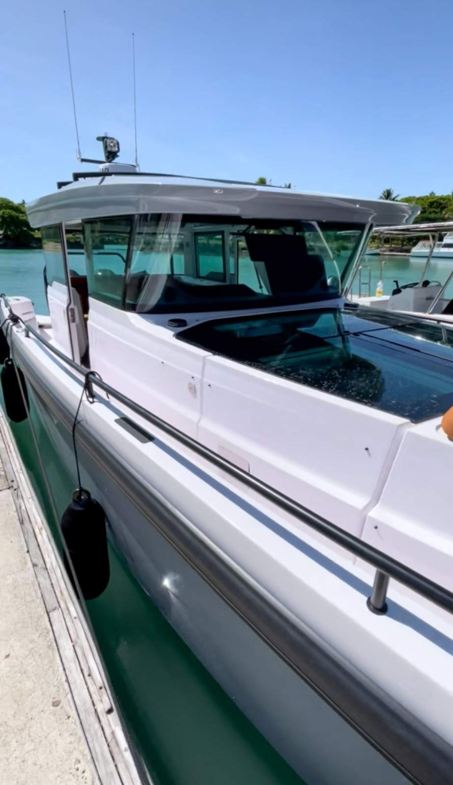 Axopar 37 Cross Cabin FIJI VESSEL - Twin 300 V8 with JPO