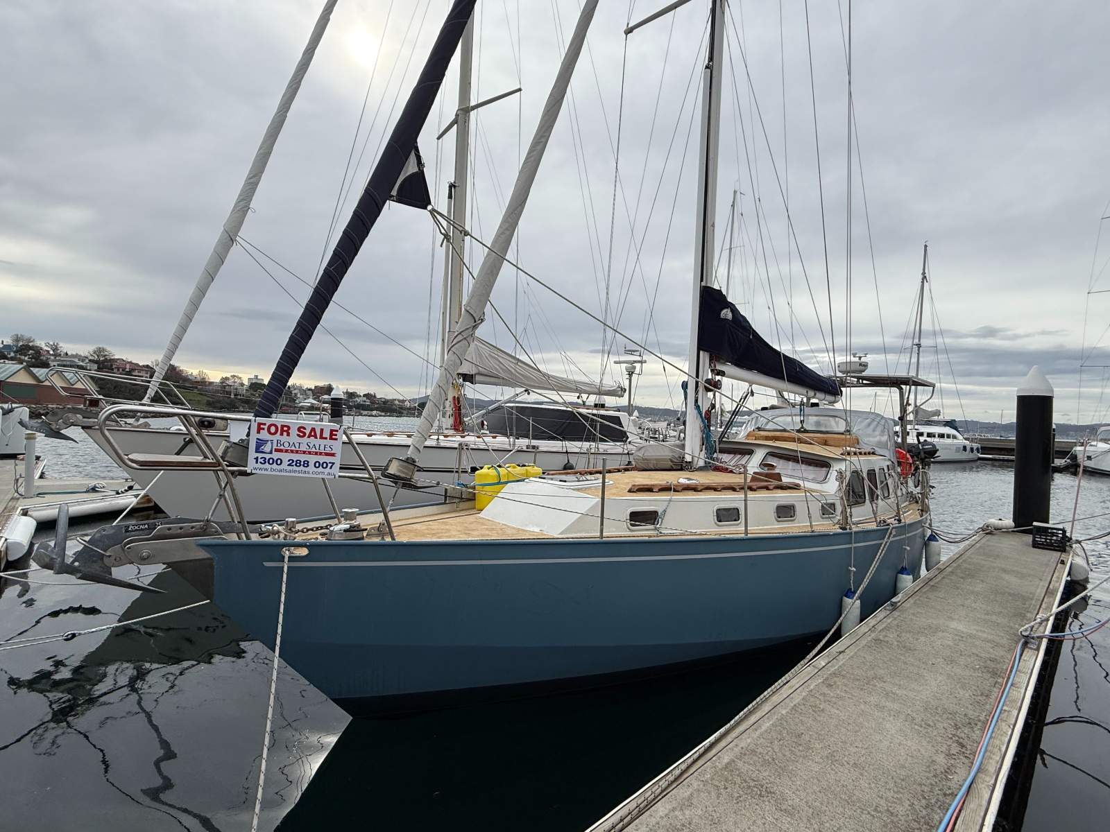 Roberts 370 Pilothouse Sloop