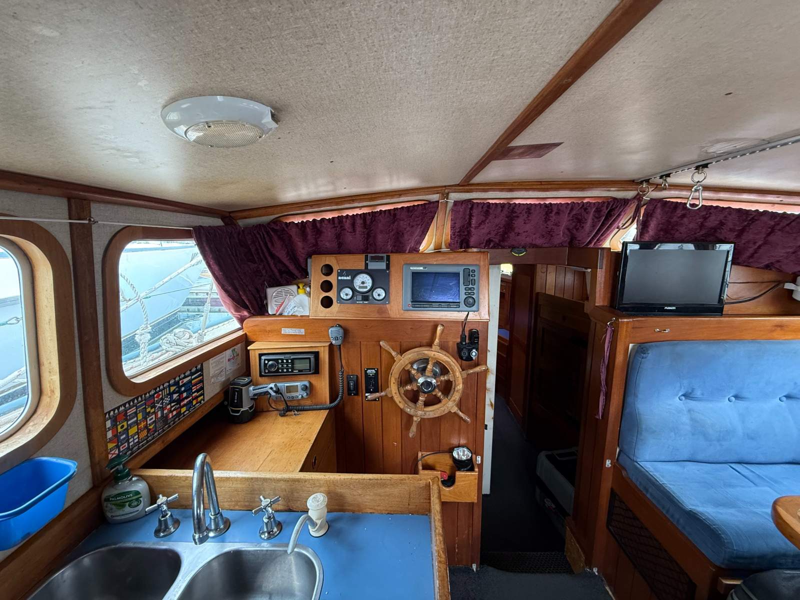 Roberts 370 Pilothouse Sloop