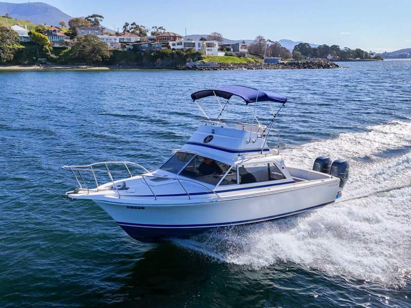 Bertram 25 Flybridge OUTBOARDS, NEW SALOON/GALLEY, GREAT CONDITION!!