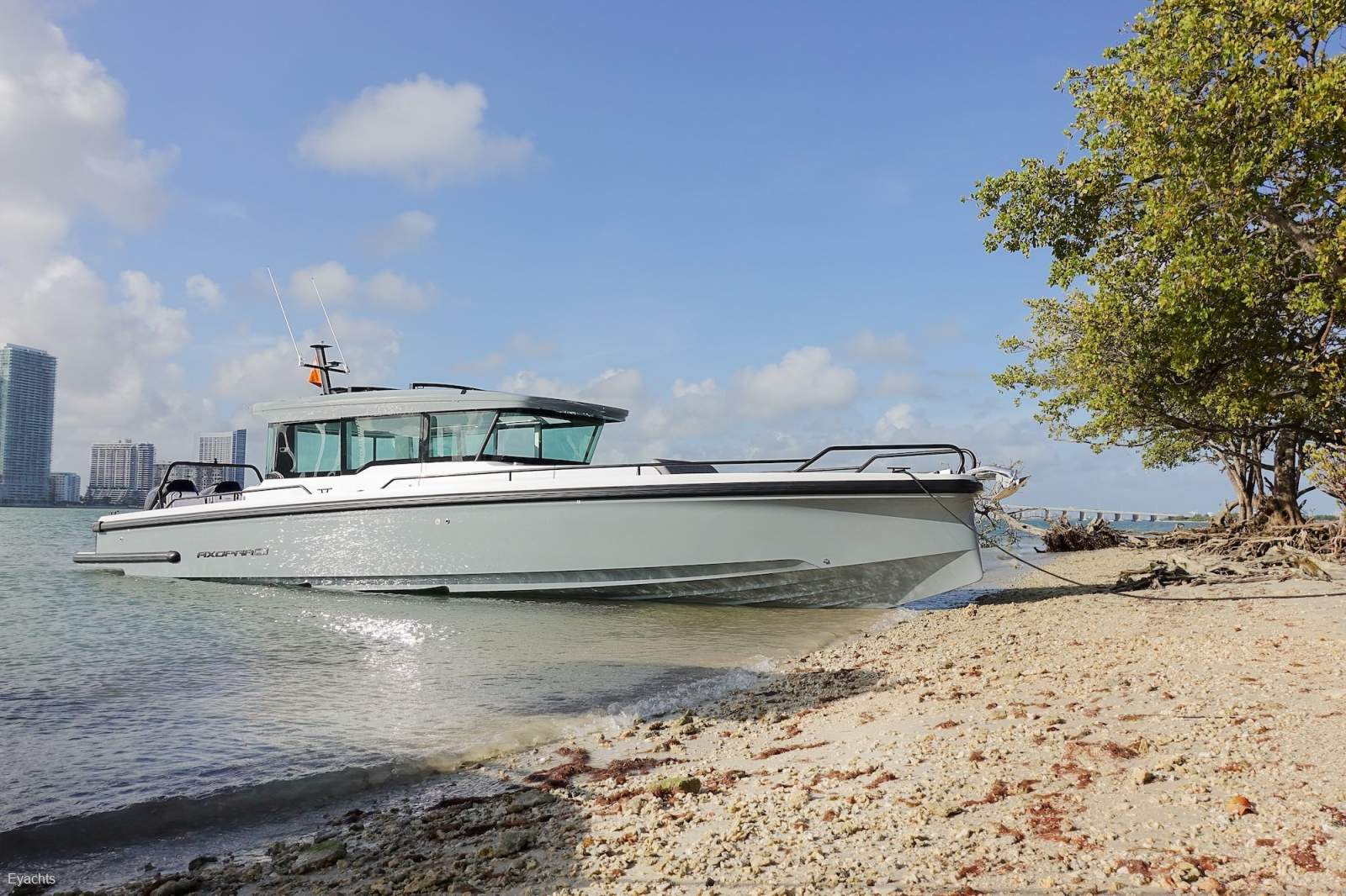 Axopar 37 XC Cross Cabin