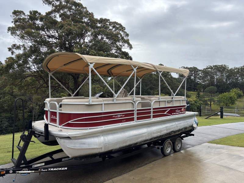 Sun Tracker Party Barge 22 DLX Signature Series Party Barge 22 DLX XP3