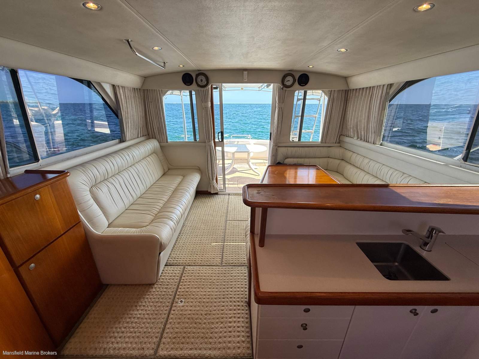 Caribbean 40 Flybridge Cruiser