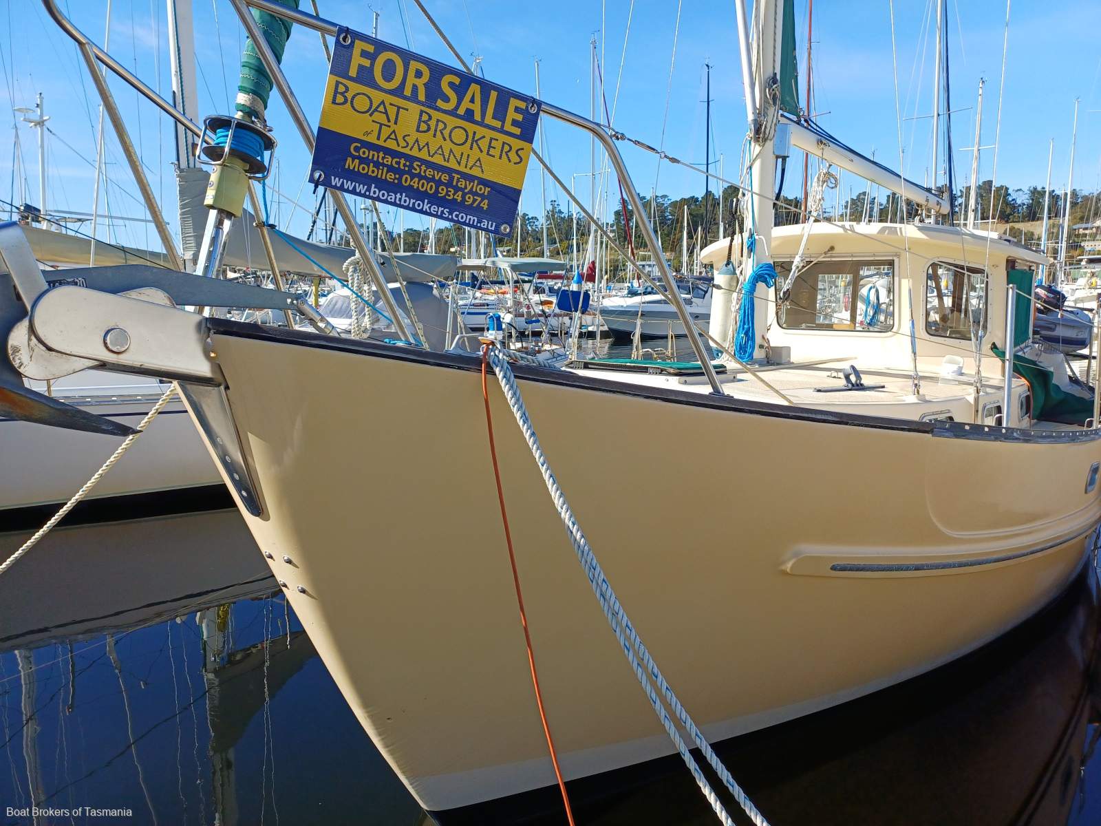 Fisher 32 Strong fibreglass motorsailer with lots of extras