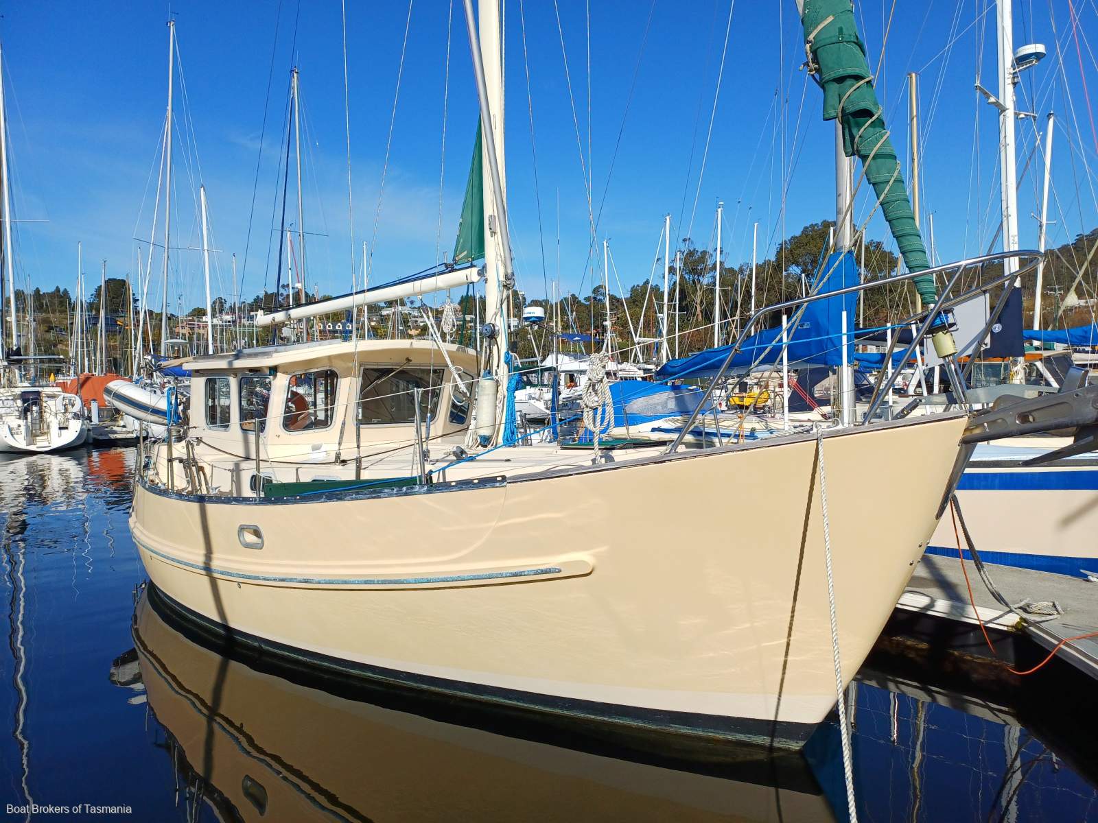 Fisher 32 Strong fibreglass motorsailer with lots of extras