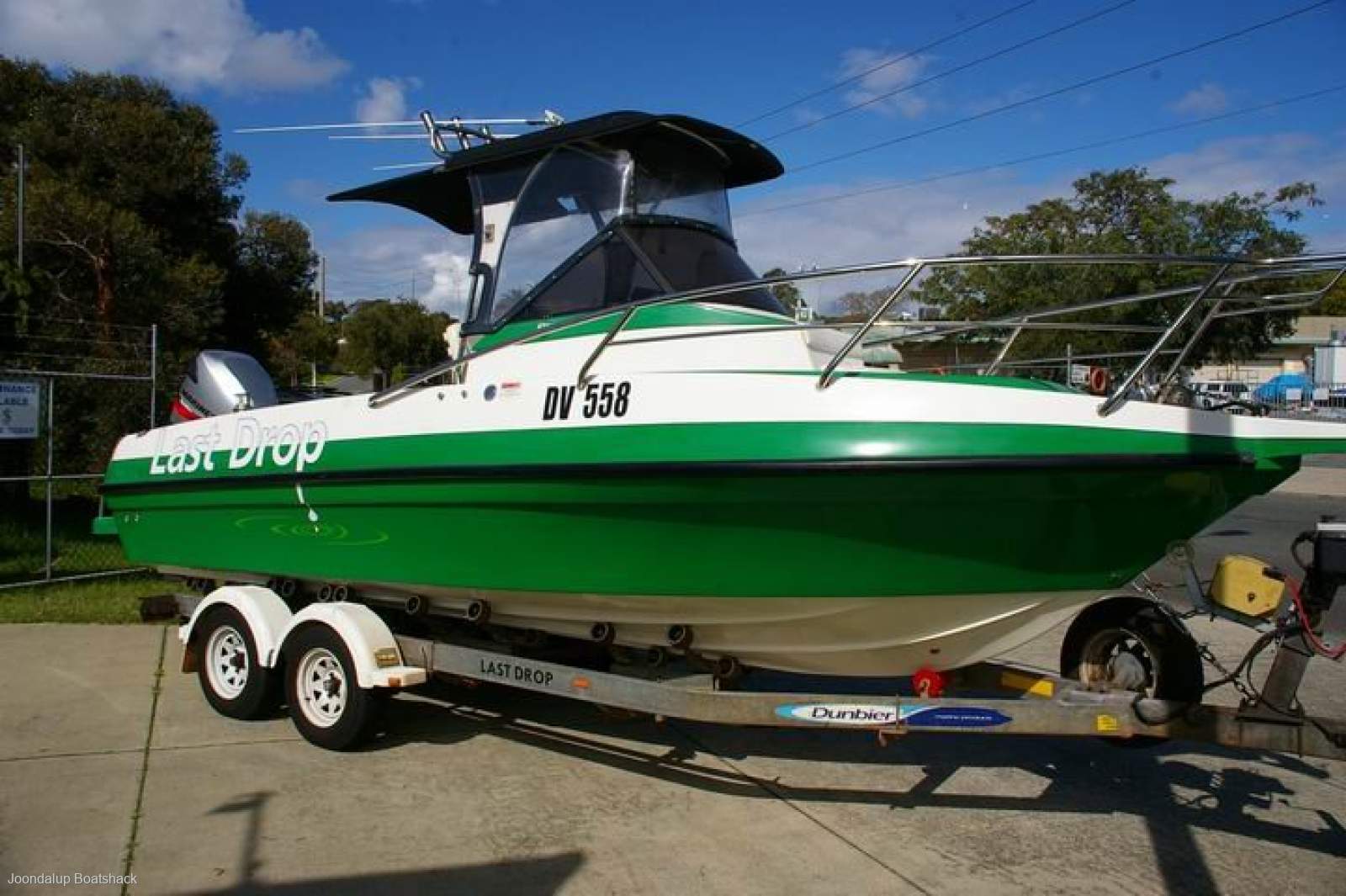 Commodore Couta 685 Center cabin walk around