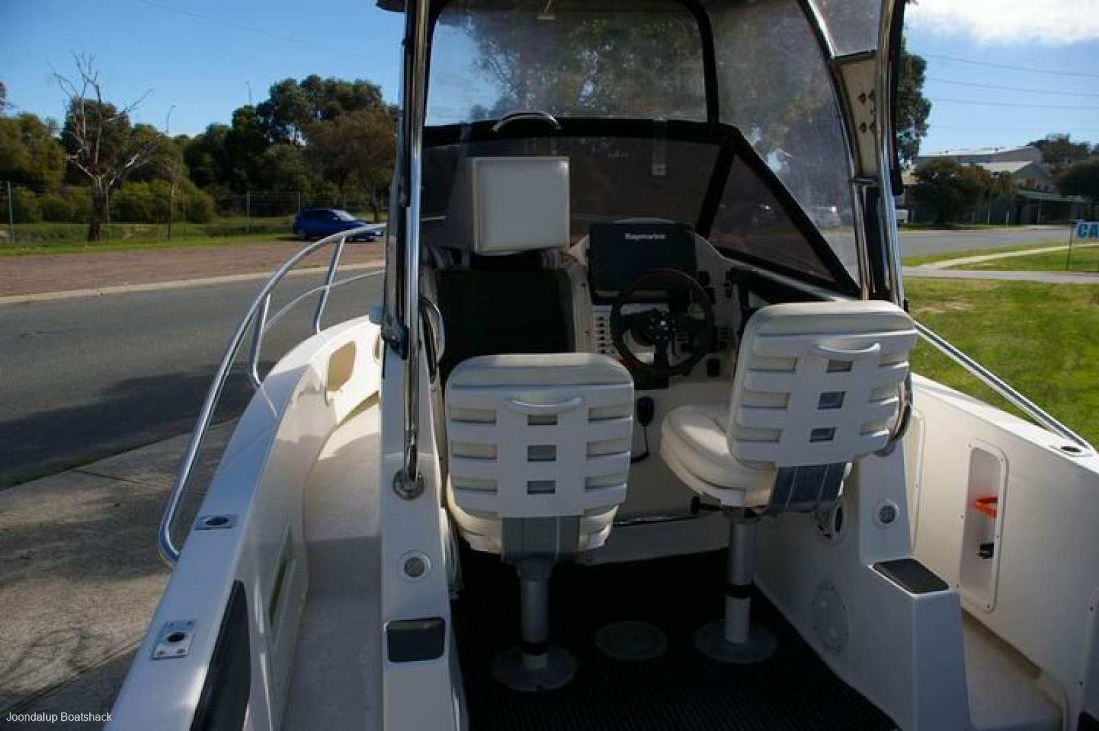 Commodore Couta 685 Center cabin walk around