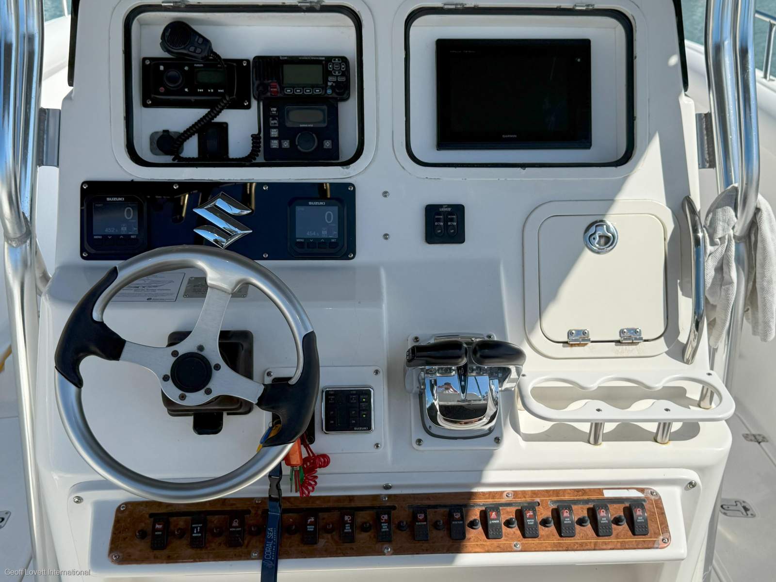 Century 3200 CC 32' Centre Console