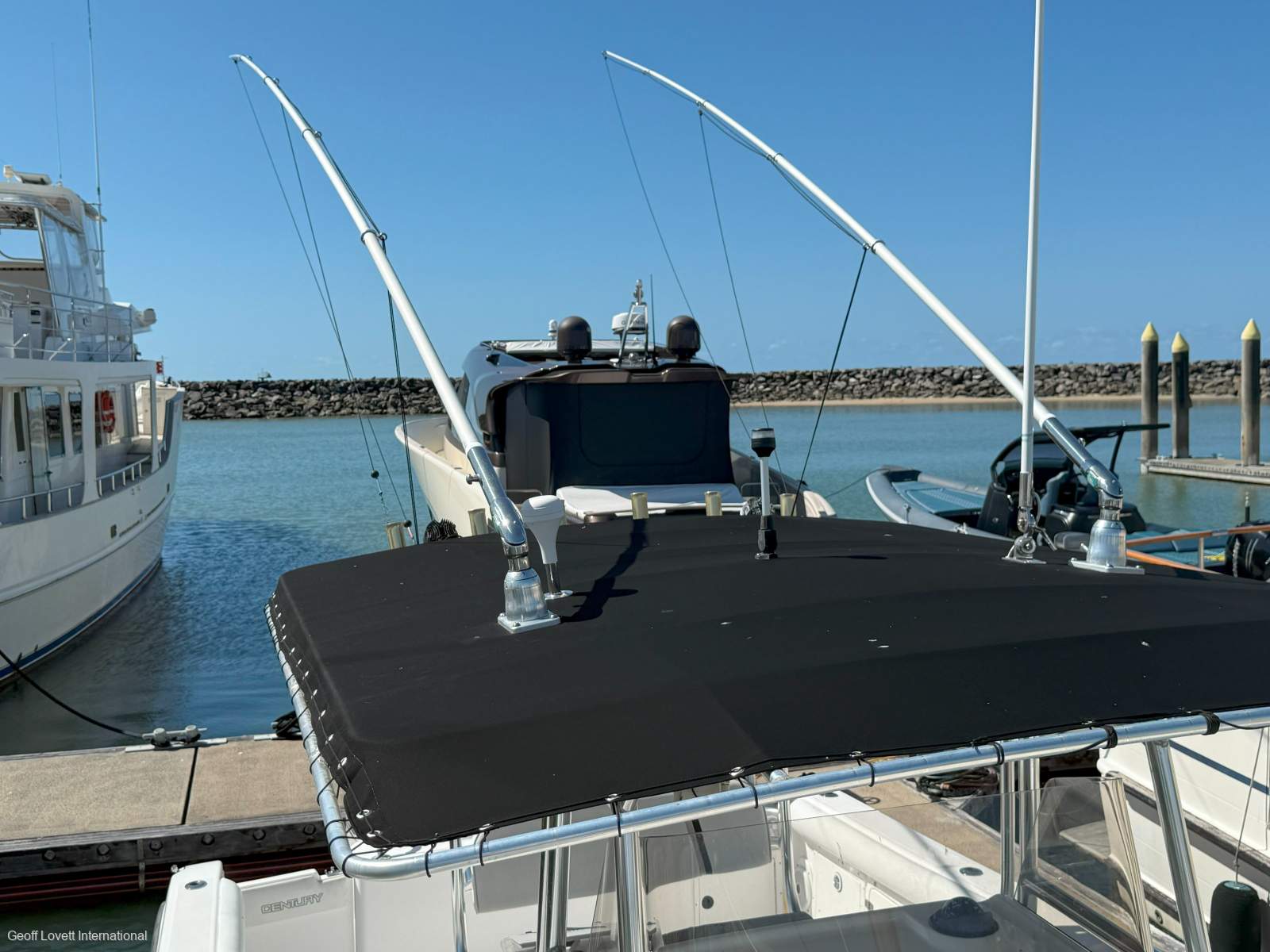 Century 3200 CC 32' Centre Console