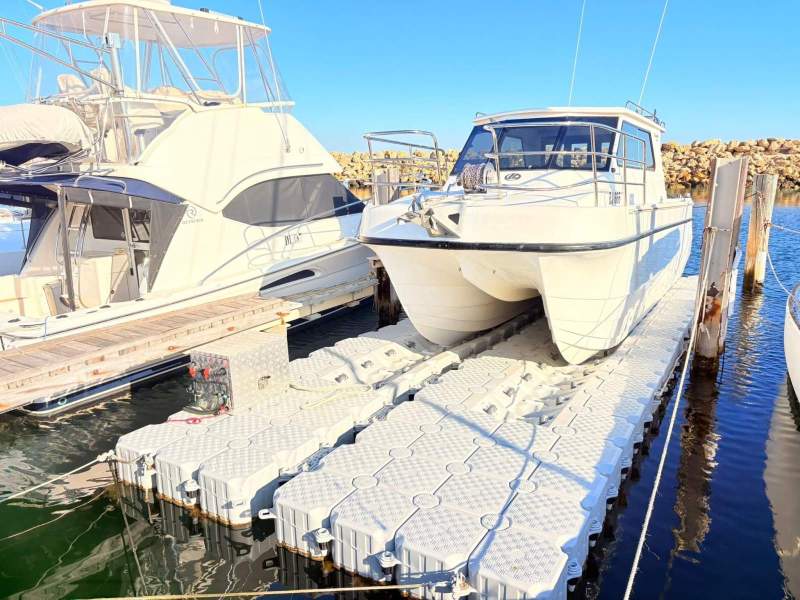 Leisurecat 9000 Custom Twin outboard