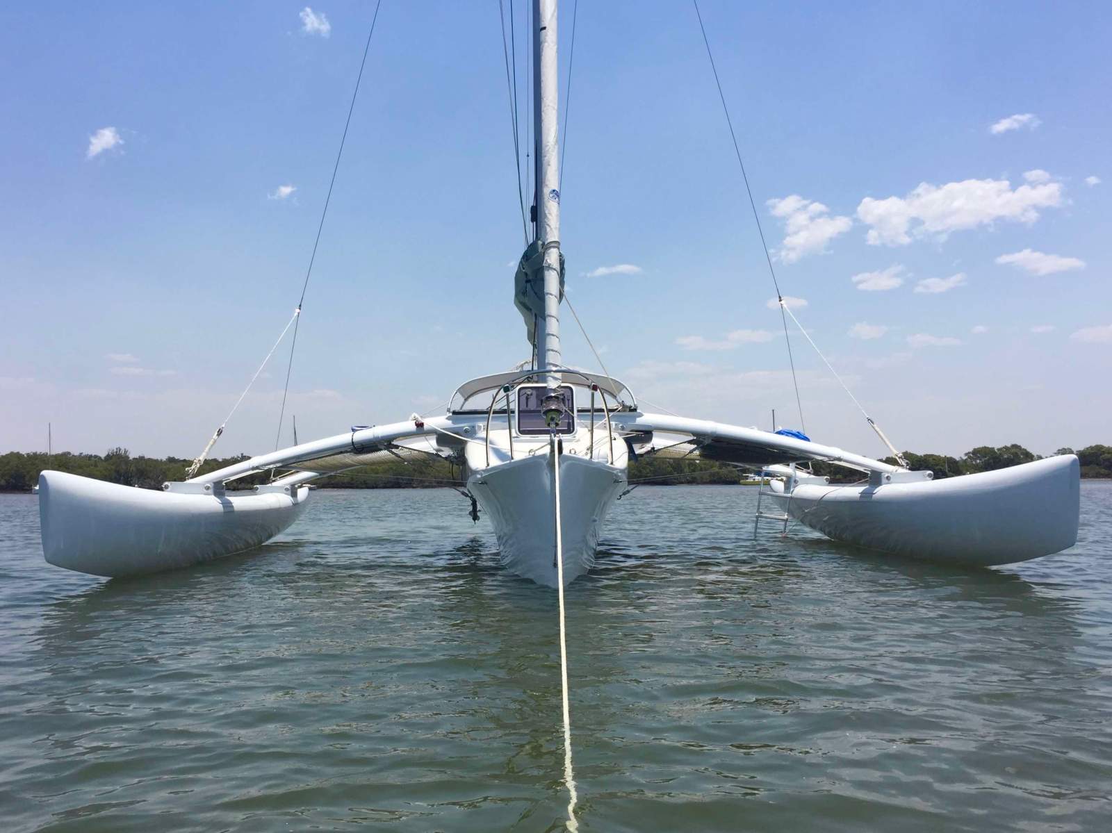 Dick Newick Trea 26 8m:bow at anchor