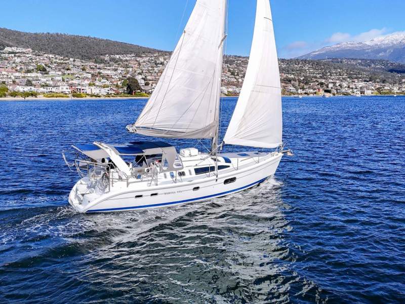 Hunter 410 EXCELLENT CONDITION, CAPABLE AND COMFORTABLE!