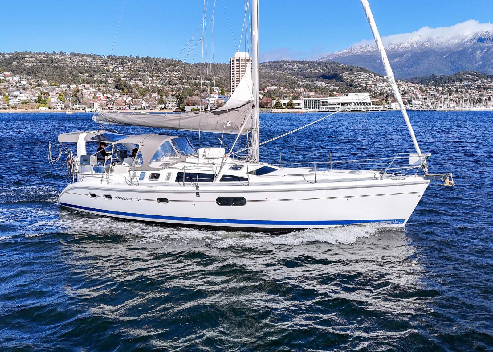 Hunter 410 EXCELLENT CONDITION, CAPABLE AND COMFORTABLE!