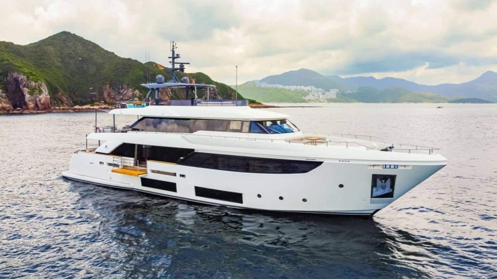 Custom Line Navetta 33