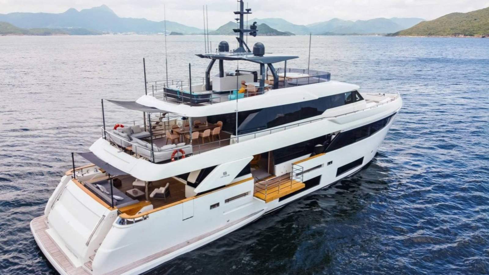 Custom Line Navetta 33
