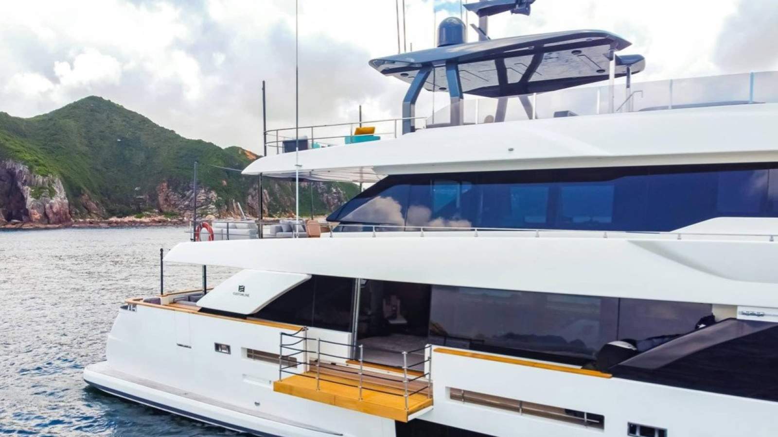 Custom Line Navetta 33