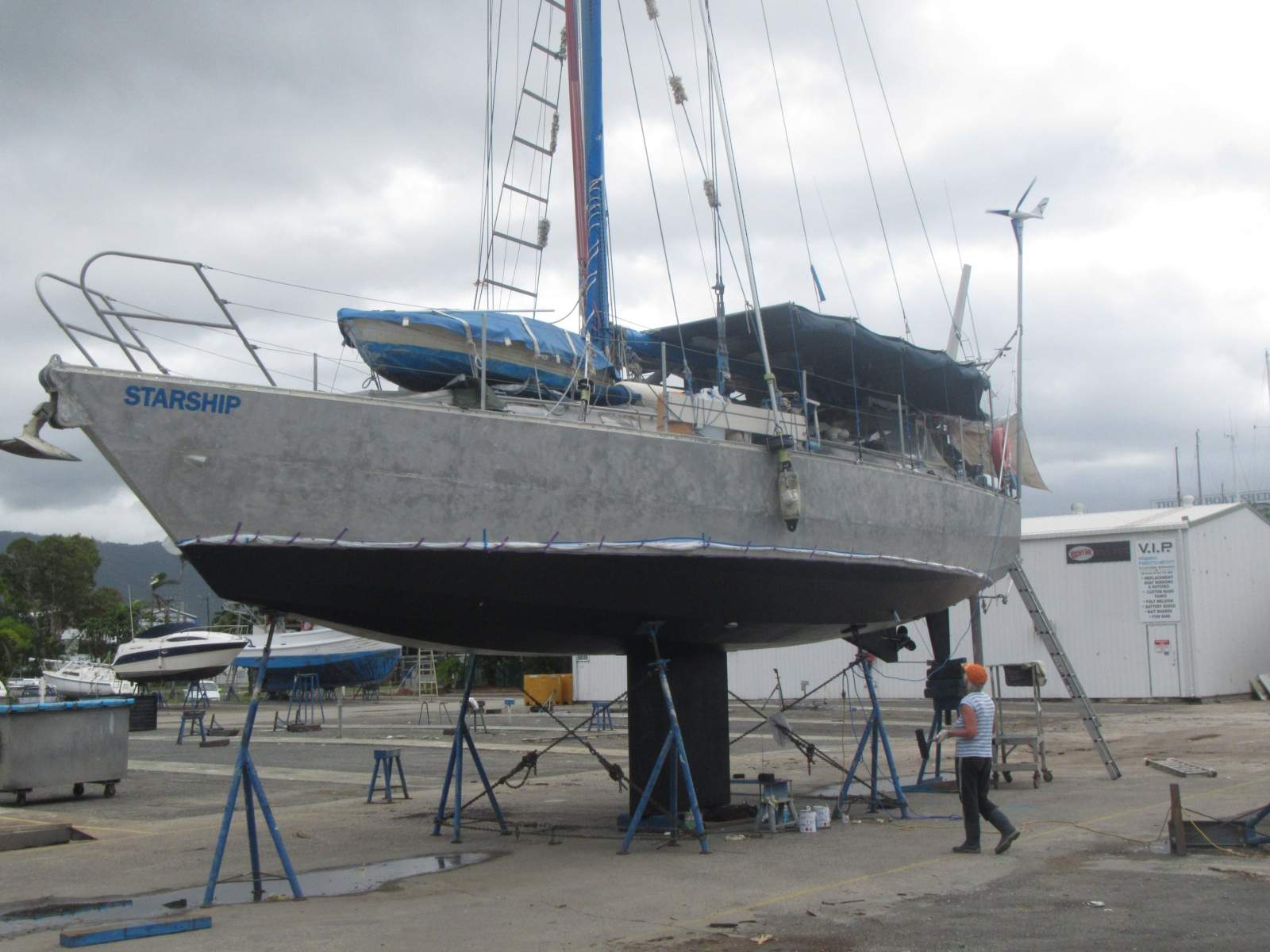 Custom:Keel retracts flush but can also support full yacht weight