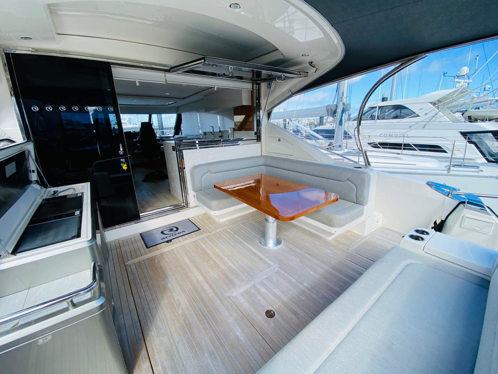 Riviera 5400 Sport Yacht Platinum Edition