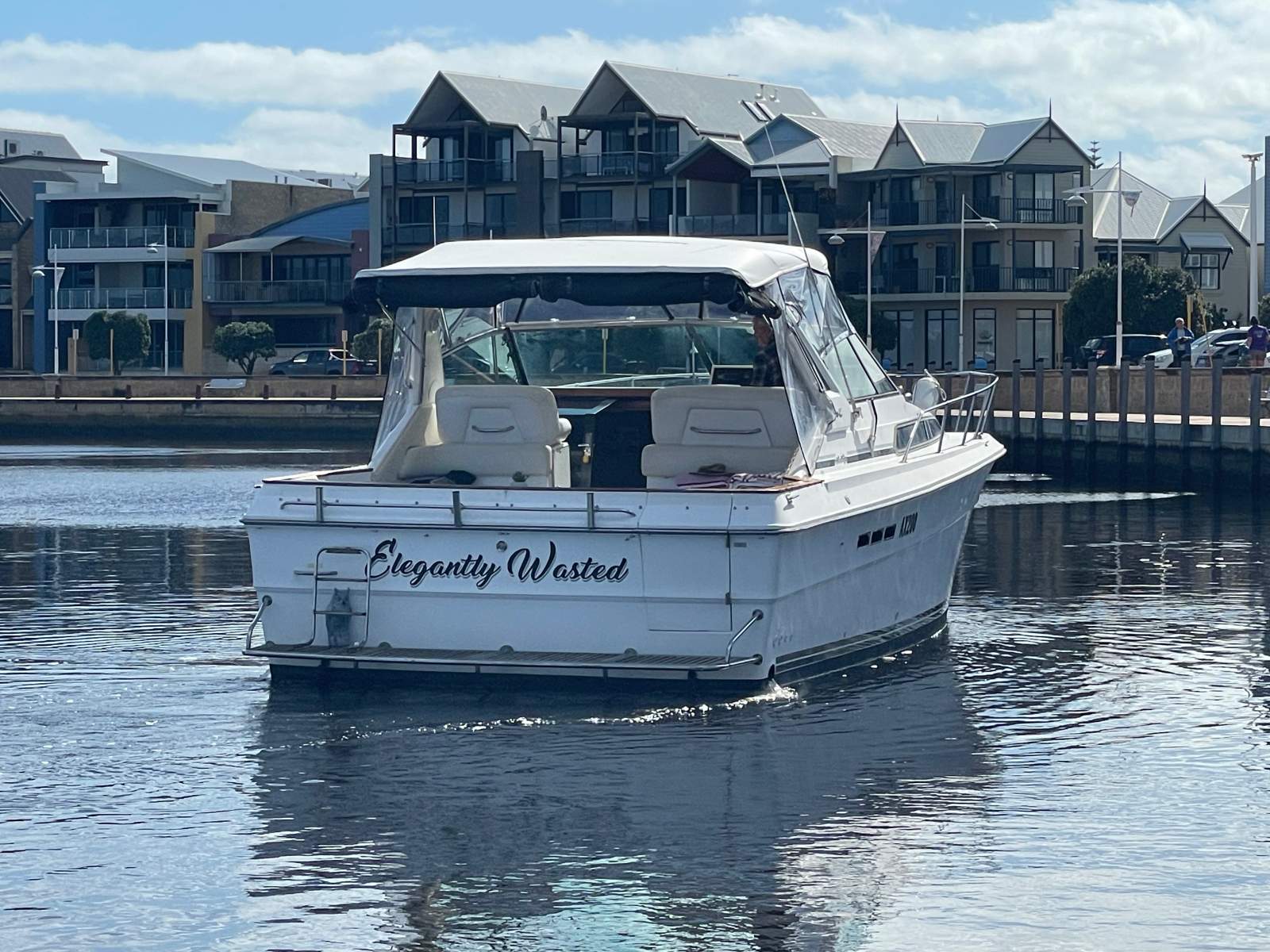 Sea Ray 390 Express Cruiser Amazing wide body entertainer