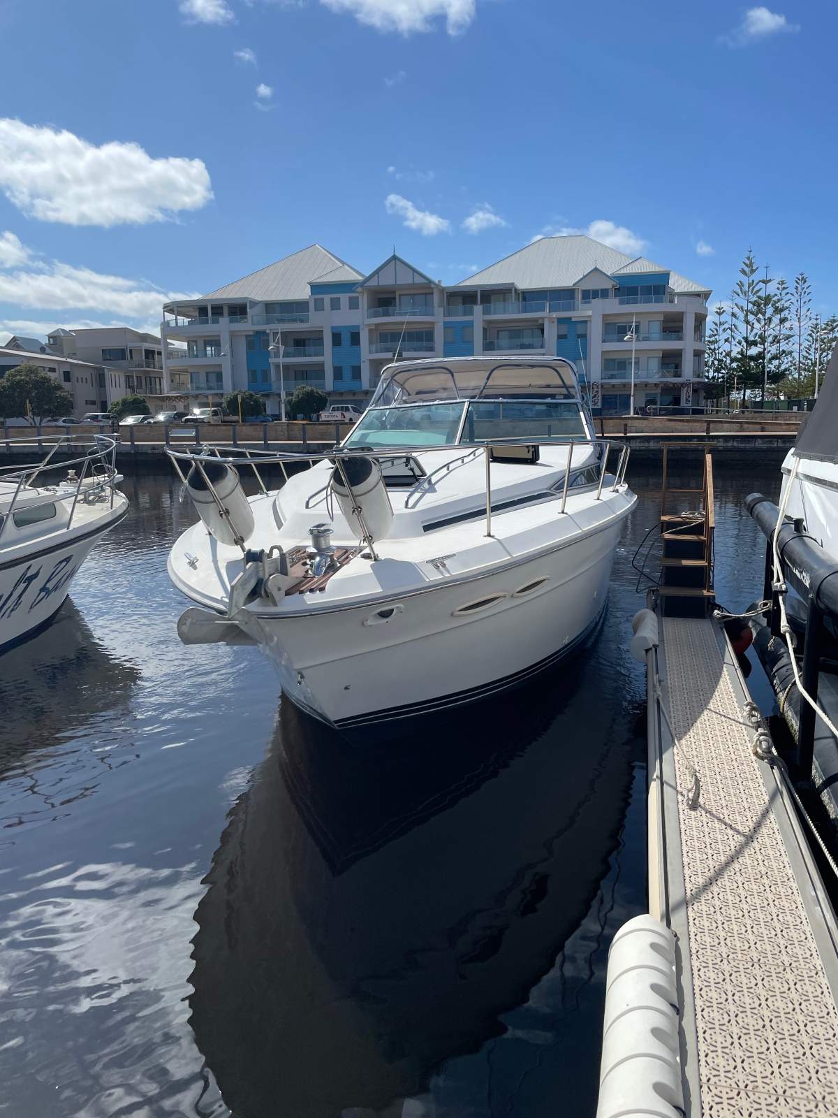 Sea Ray 390 Express Cruiser Amazing wide body entertainer