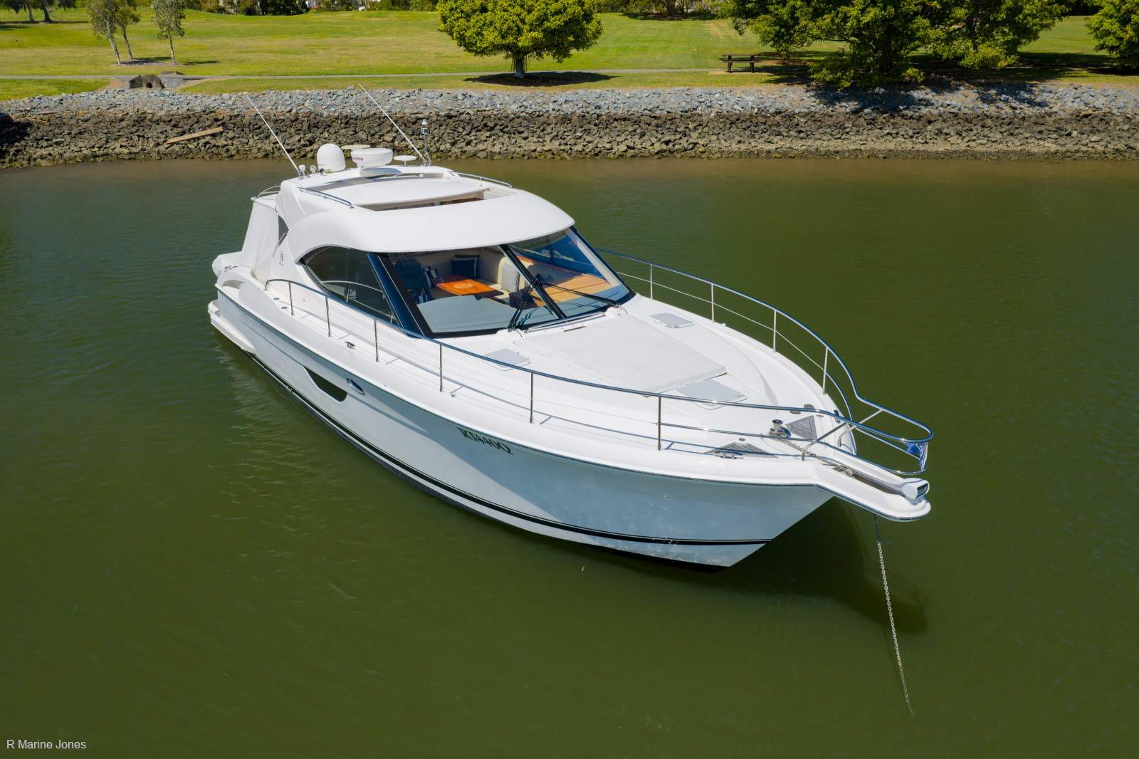 Riviera 4400 Sport Yacht