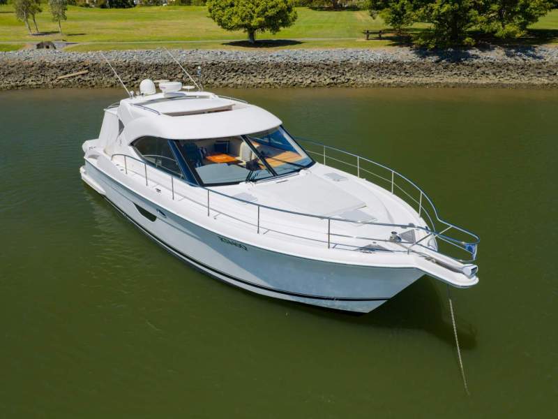 Riviera 4400 Sport Yacht