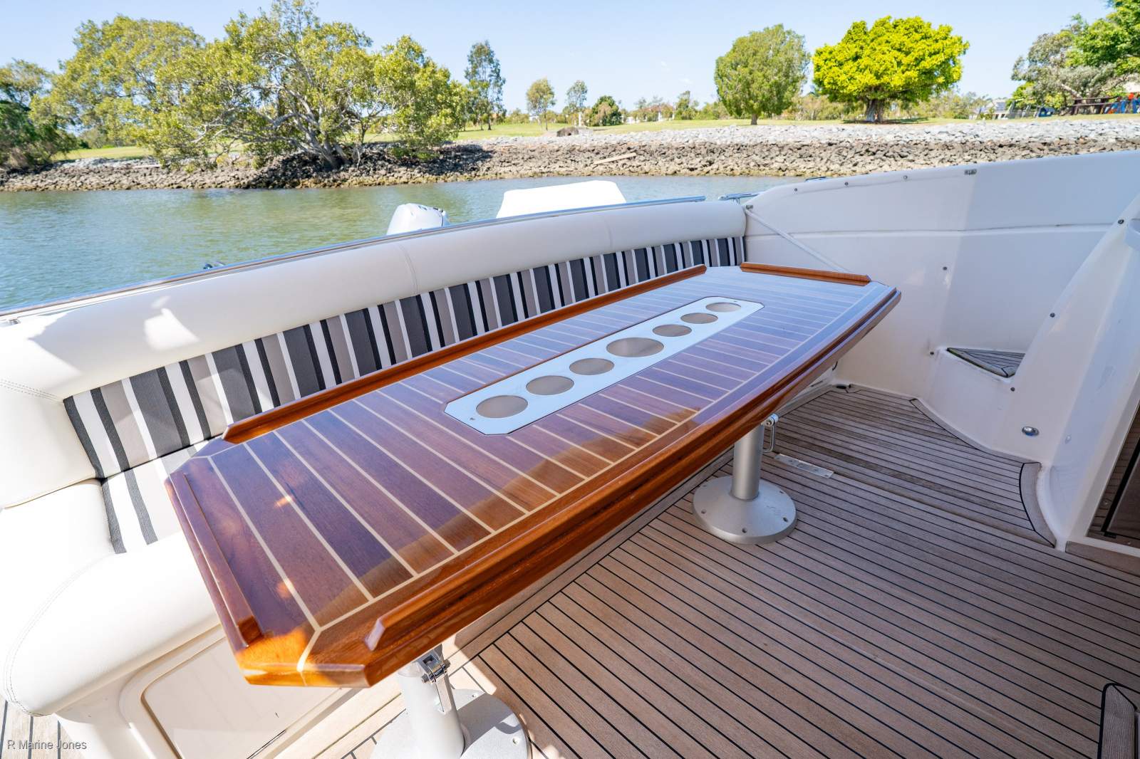 Riviera 4400 Sport Yacht